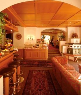 Kitzbühelský hotel Resch s barem
