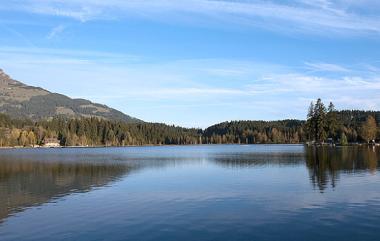Jezero Schwarzsee u Kitzbühelu