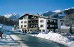 Pohled na rakouský hotel Skirast v zimě, Kirchberg 