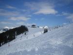 Kitzbühel s lyžaři v Rakousku