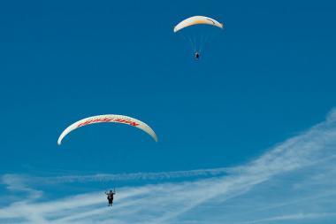 Paraglidisté nad Kitzbühelem