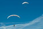 Paraglidisté nad Kitzbühelem